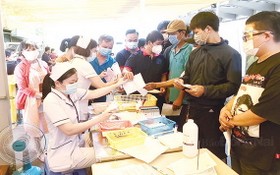 眾多同奈省居民前往同奈全科醫院登記採檢。（圖源：芳柳）