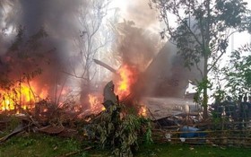 一架搭載92人的菲律賓軍方C-130運輸機4日墜毀。（圖源：推特）