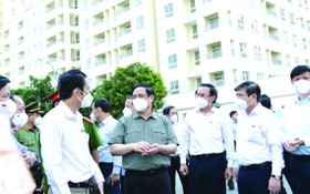 政府總理范明政與市領導視察3號野戰醫院。