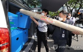 5月6日，首爾警察廳工作人員對公民團體“自由北韓運動聯合”辦公室進行查封後將所扣物品裝車。（圖源：韓聯社）