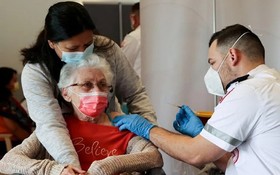 一名老大娘在接受新冠疫苗注射。（圖源：互聯網）