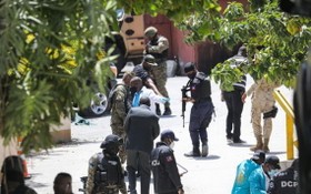 7月7日，海地總統莫伊茲於自宅遇刺身亡，警察和法醫在總統府外尋找證據。（圖源：AFP）