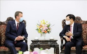 政府副總理范平明（右）接見澳大利亞貿易、旅遊、投資部長丹‧特漢。（圖源：越通社）