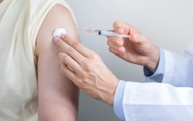 法國總統馬克龍當地時間12日下令，所有法國醫護人員必須在9月15日之前接種新冠疫苗，否則將面臨制裁或罰款。（示意圖源：互聯網）