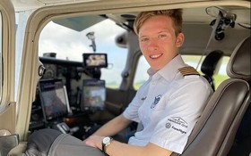 最年輕獨自環遊世界的飛行員特拉維斯‧盧德洛。（圖源：互聯網）