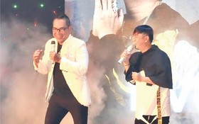 四眼章（左）與歌手李志成同台演出。