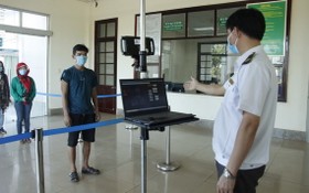 平福省華盧國際口岸工作人員對從柬埔寨入境者按防疫規定進行檢查。（圖源：裴鐮）