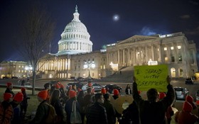 圖為 2018年1月21日，DACA計劃的支持者在美國國會外抗議。（圖源：互聯網）