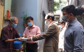萬盛發集團代表張豐裕先生（左三）在疫情爆發期間關愛堤岸華人貧困同胞。
