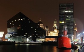 這是2013年10月18日拍攝的被現代建築包圍的英國利物浦海上商城最著名傳統建築群“美惠三女神”。（圖源：新華社）