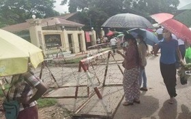 在緬甸仰光茵盛監獄門前等候的被捕人員家屬。（圖源：互聯網）