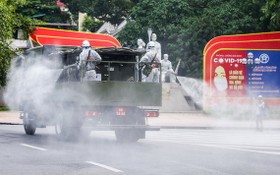 7月26日，國防部出動化學兵部隊前往河內市各高危區進行噴灑消毒。（圖源：吳絨）