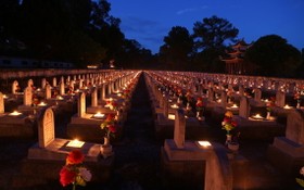 廣治省長山國家烈士陵園夜間點燃香燭緬懷英雄烈士。（圖源：VnE）