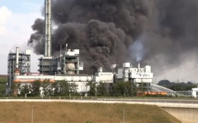 德國西部北威州勒沃庫森一處化工園區突發爆炸，現場濃煙滾滾。（圖源：互聯網）
