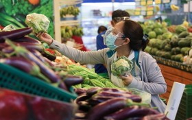 消費者在超市選購新鮮蔬果。（圖源：秋莊）