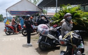 林同省連日來有不少人從南部各疫區騎摩托車返回家鄉。（圖源：TTO）
