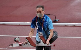 圖為一名日本高齡志工在東京奧運會期間幫助設置起跑架。（圖源：互聯網）