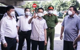 政府副總理武德膽（中）突擊檢查河內市的新冠肺炎疫情防控工作。（圖源：T.Linh）