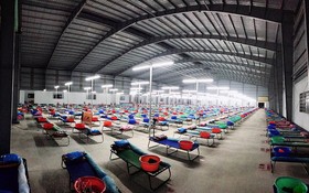 圖為隆安省的一家企業騰出廠房搭建規模達1500張病床的野戰醫院。（圖源：草原）