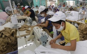 南定省山南紡織品成衣股份公司正在生產外銷日本 市場的商品。