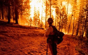 一名消防員在美國加利福尼亞州昆西附近的迪克西火災控制區內監測火災。（圖源：互聯網）