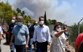 希臘總理米塔佐斯基先前視察野火災區。（圖源：AP）