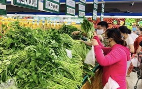市民在超市選購蔬果。（圖源：VnEconomy）