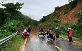 強降雨使12號國道第11公里+100米處護坡坍塌。（圖源：越通社）