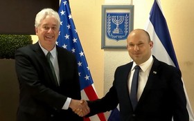 以色列總理貝內特（右）與美國中央情報局局長威廉‧伯恩斯。（圖源：ALJAZEERA ）