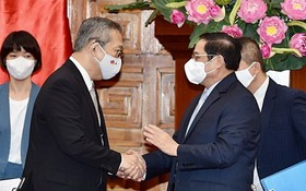 政府總理范明政（前右）接見日本駐越南大使山田貴雄。（圖源：VGP）