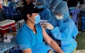 越南—新加坡工業區的「三就地」勞工獲接種疫苗。