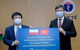 波蘭政府代表（右）象徵性向衛生部代表移交50萬1600劑阿斯利康新冠疫苗。（圖源：秋莊）