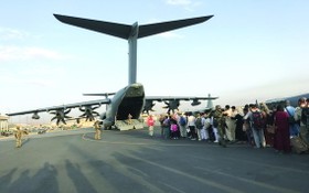 人們在喀布爾國際機場排隊等候乘坐德國軍用飛機離開。（圖源：互聯網）