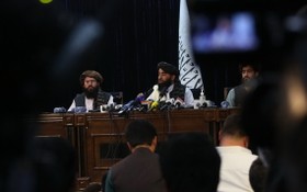 8月17日，在阿富汗首都喀布爾，阿富汗塔利班發言人扎比烏拉·穆賈希德（後中）在塔利班進入喀布爾後舉行的首次記者會上表示，塔利班計劃在阿富汗組建一個包容性政府。（圖源：新華社）