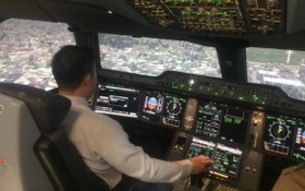 飛行教練員在模擬空客 A350寬體飛機駕駛艙內操作。（圖源：豐田）