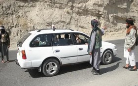 塔利班成員在阿富汗喀布爾的關卡檢查過往車輛。（圖源：新華社）