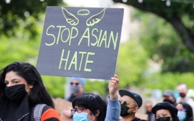 4月25日，人們在美國加利福尼亞州舊金山灣區城市聖何塞集會抗議針對亞裔的歧視行為和仇恨犯罪。（圖源：新華社）