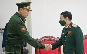 國防部部長潘文江大將（右）接見俄羅斯國防部副部長克里沃魯奇科‧阿列克謝‧努里耶維奇。（圖源：江輝）