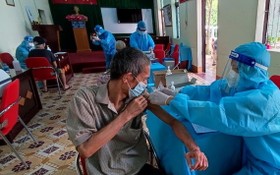 一名社會輔助對象在接受新冠疫苗注射。（圖源：成德）
