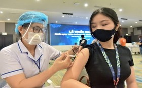 勞動者獲接種新冠疫苗。（圖源：HCDC）