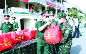 越南人民軍副總參謀長吳明進中將向市司令部幹部移交禮物。（圖源：越通社）