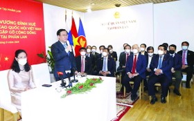 越南國會主席王廷惠拜訪越南駐芬蘭大使館工作人員。（圖源：越通社）