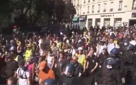 法國多地民眾再次舉行抗議新冠健康通行證等防疫措施的示威活動，超12萬人參加。（圖源：互聯網）