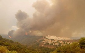 截至當地時間12日晚間，西班牙馬拉加省山區發生的山火仍未被撲滅，山火已經持續五天時間，累計已使7400公頃土地被燒毀。（圖源：互聯網）
