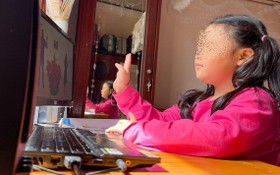 圖為本市的一名小學生現暫時無法返回胡志明市，只好待在家鄉進行線上學習。（圖源：C. Phượng）
