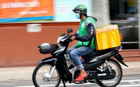 圖為一名快遞員在送貨途中。（圖源：獨立）