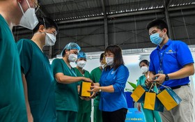 越南醫療工會代表向抗疫一線醫護人員贈送月餅傳遞團圓愛心。（圖源：楊玉）