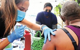 在洛杉磯，醫護人員為無家可歸者接種第一劑輝瑞疫苗。（圖源：AFP）