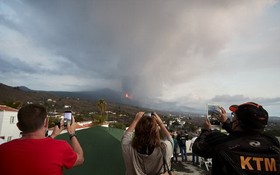 9月23日，人們在西班牙拉帕爾馬島觀看火山噴發。（圖源：新華社）