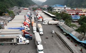 貨車在諒山省新青口岸等待通關。